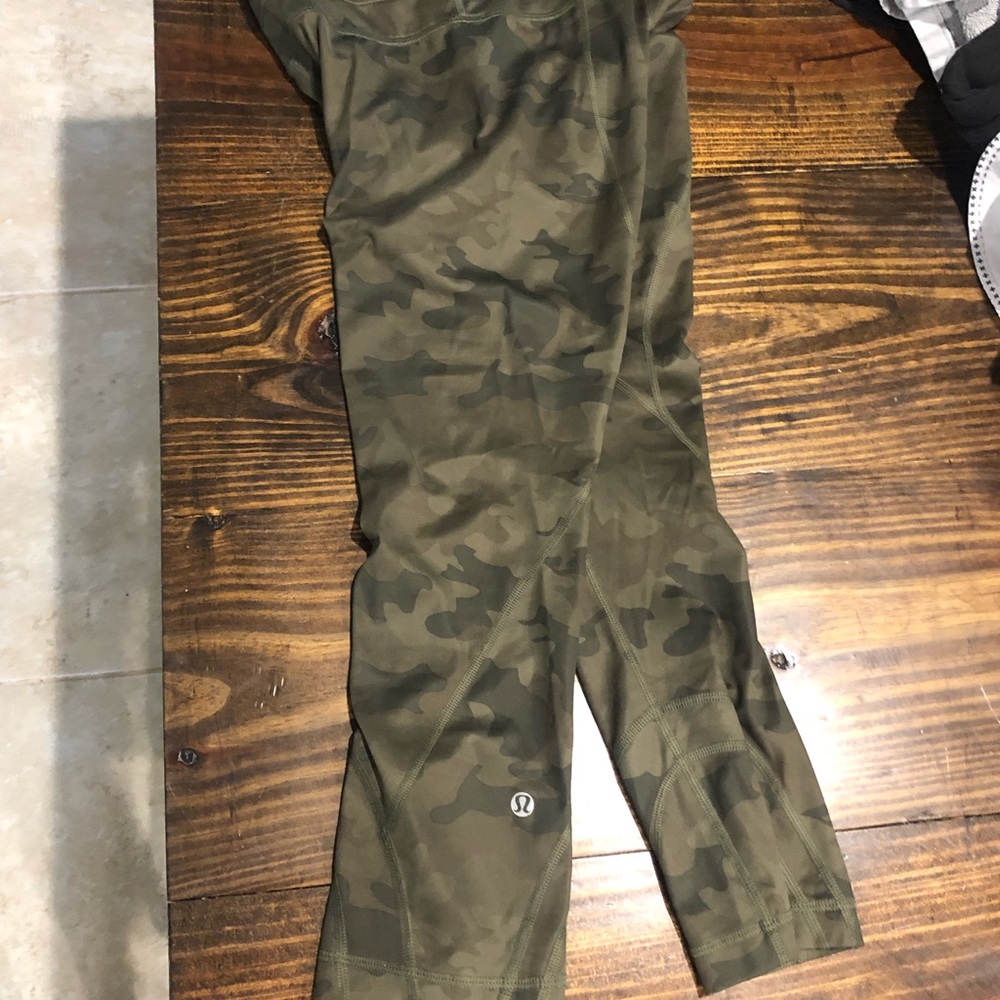 Lululemon wunder under cropped leggings green camo size 4